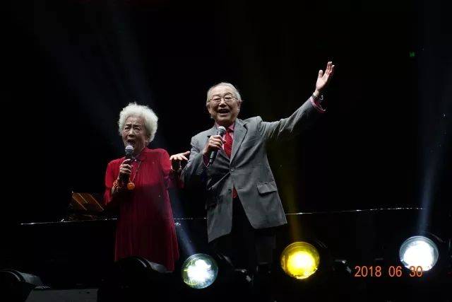 歌声悠扬，唱出时代记忆，琴声悦耳，奏响希望乐章 <br> 2018“我爱你中国?纪念改革开放40周年”经典歌曲上海演唱会圆满落幕