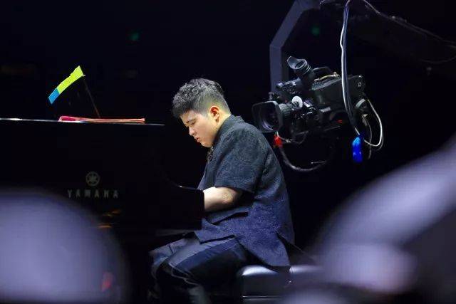 歌声悠扬，唱出时代记忆，琴声悦耳，奏响希望乐章 <br> 2018“我爱你中国?纪念改革开放40周年”经典歌曲上海演唱会圆满落幕